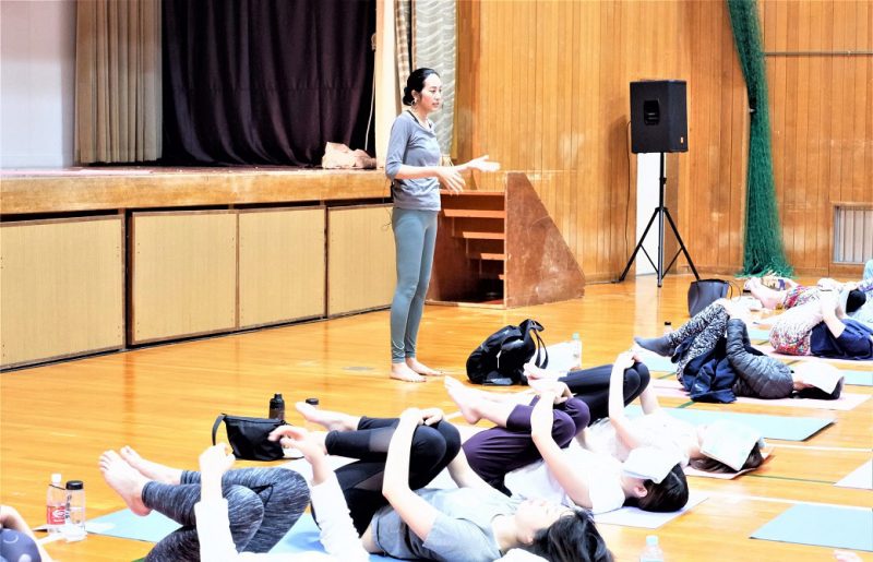 YOGA WOMANのイベントでたくさんの生徒さんの前で登壇されるサントーシマ香先生