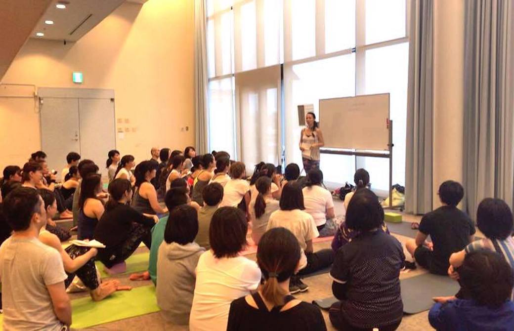 大勢の方の前でアーユルヴェーダについて解説する福田真理
