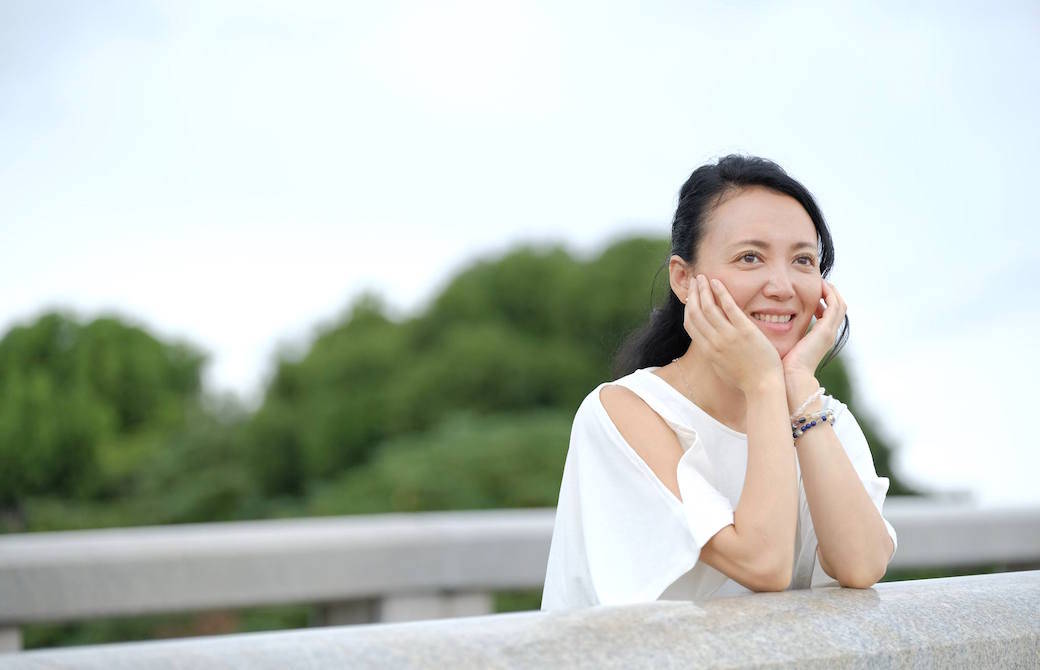 端から遠くを見る福田真理先生