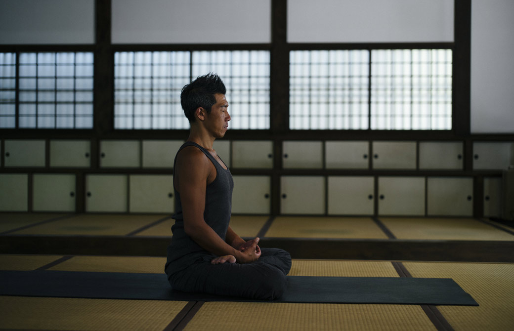 中島正明が畳の部屋で瞑想をしている