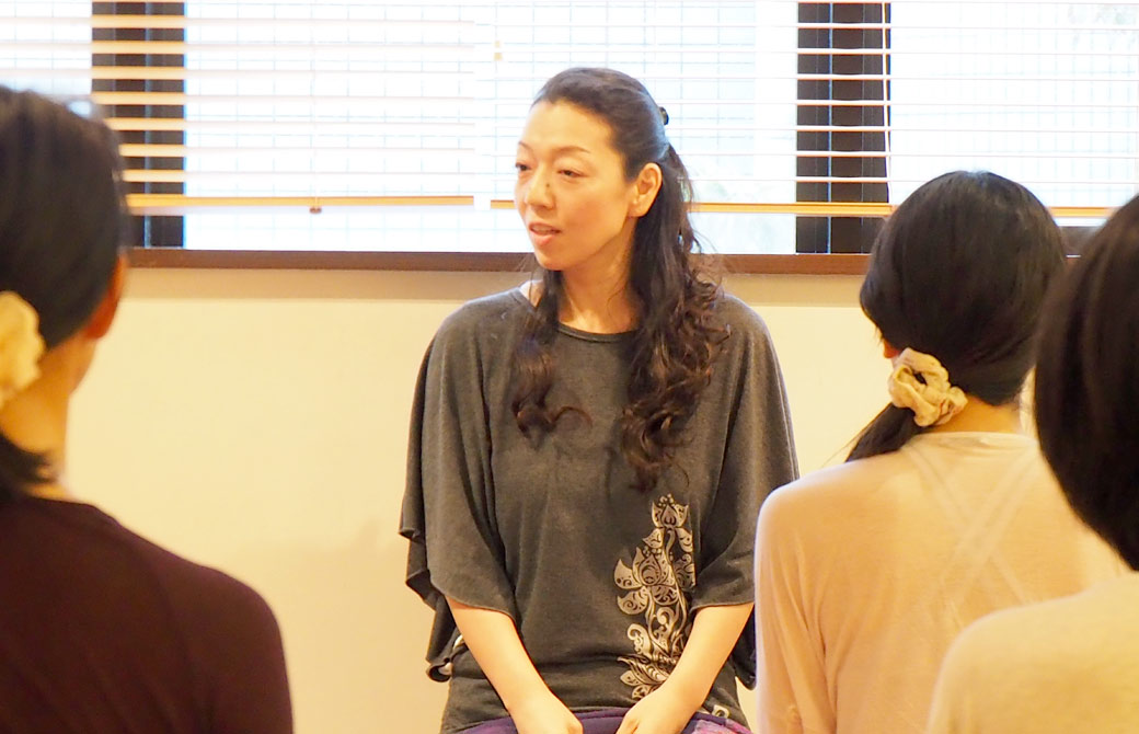 ハート・オブ・ヨガクラスの際、川原朋子先生が生徒さんの前でお話する様子