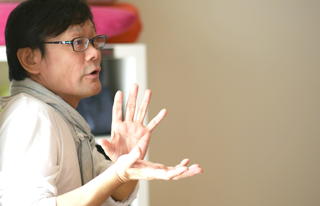 ヨガ講師内田かつのりが身振り手振りを使って説明している様子