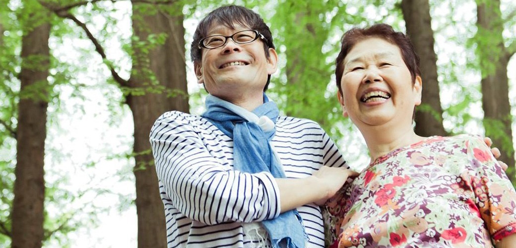 内田かつのり先生と高齢の女性