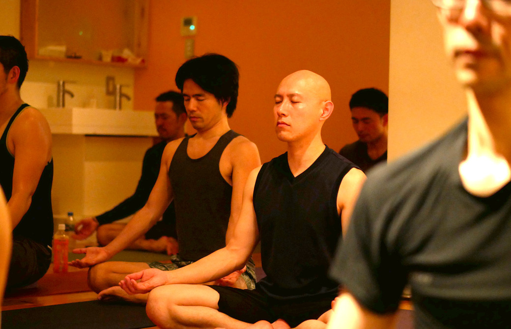 男性が座禅を組んで瞑想している様子