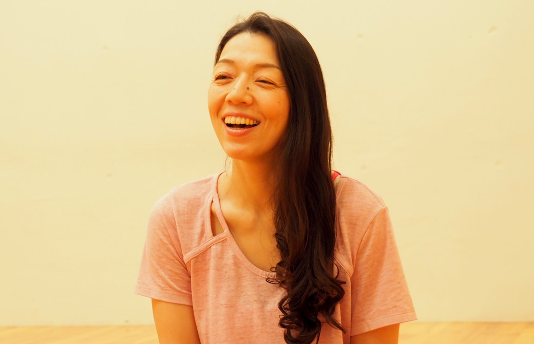川原朋子先生が笑顔でお話されている様子