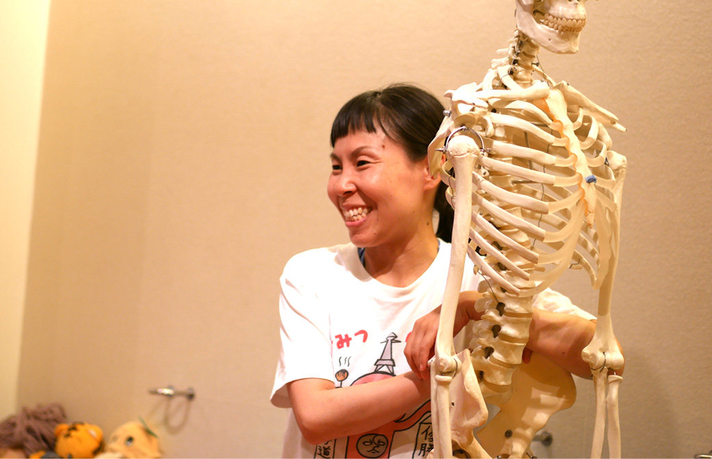 キッズヨガ指導者養成講座第一期の様子。骨模型を使い説明する片岡まり子先生