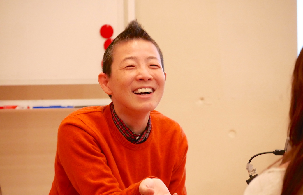 高尾先生が満面の笑顔で話をしている