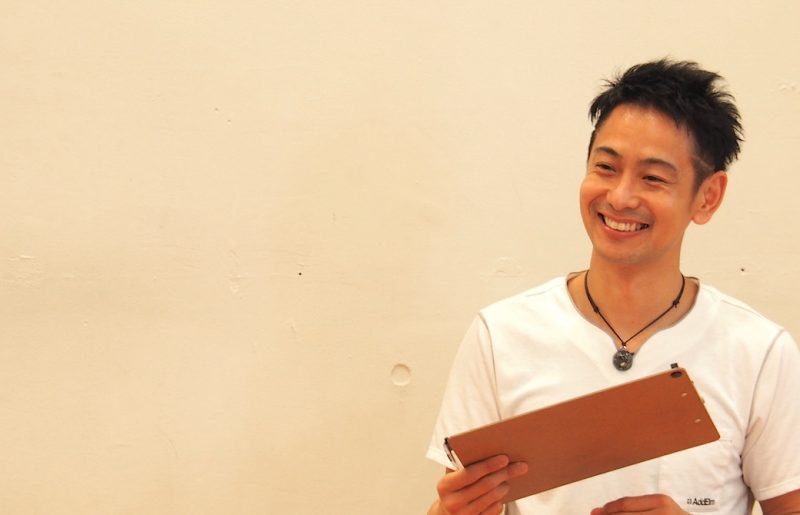 浅野先生が笑顔で話をしているアップの写真