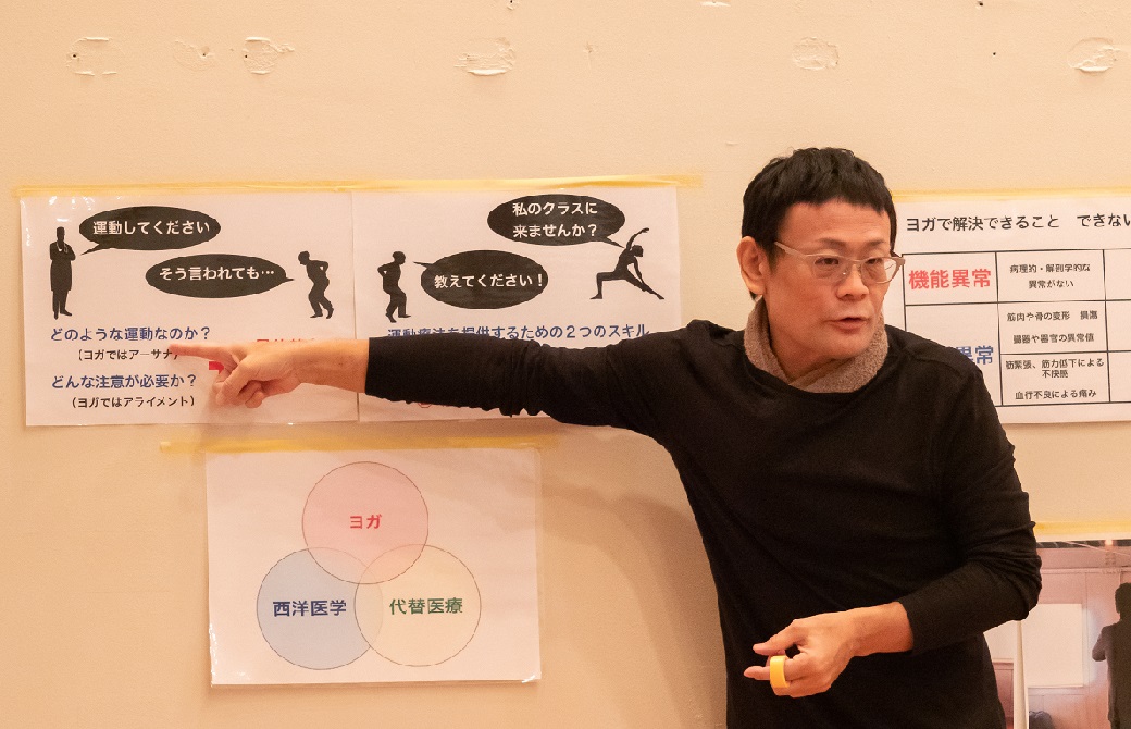 内田かつのり先生がラミネートを指さししている講義風景
