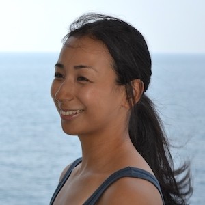 海辺で微笑む純子さん