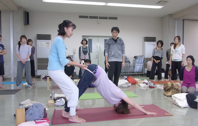 ストラップでアジャストする柳生直子先生
