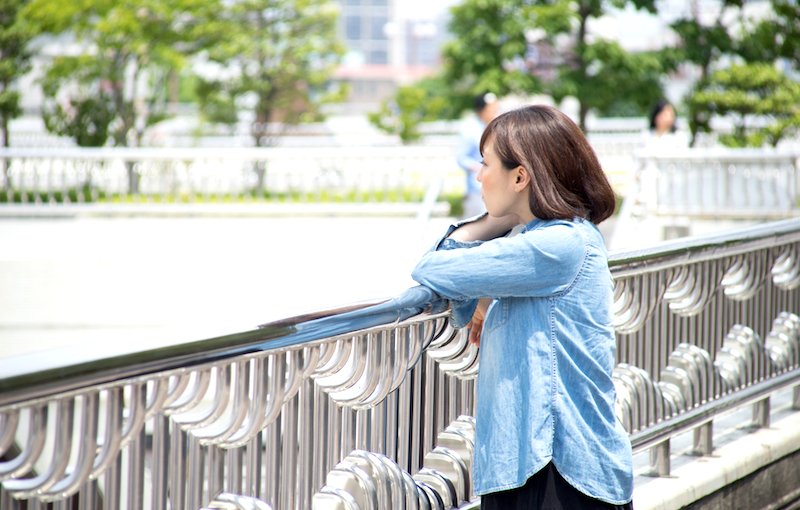 不調を抱え、黄昏ている女性