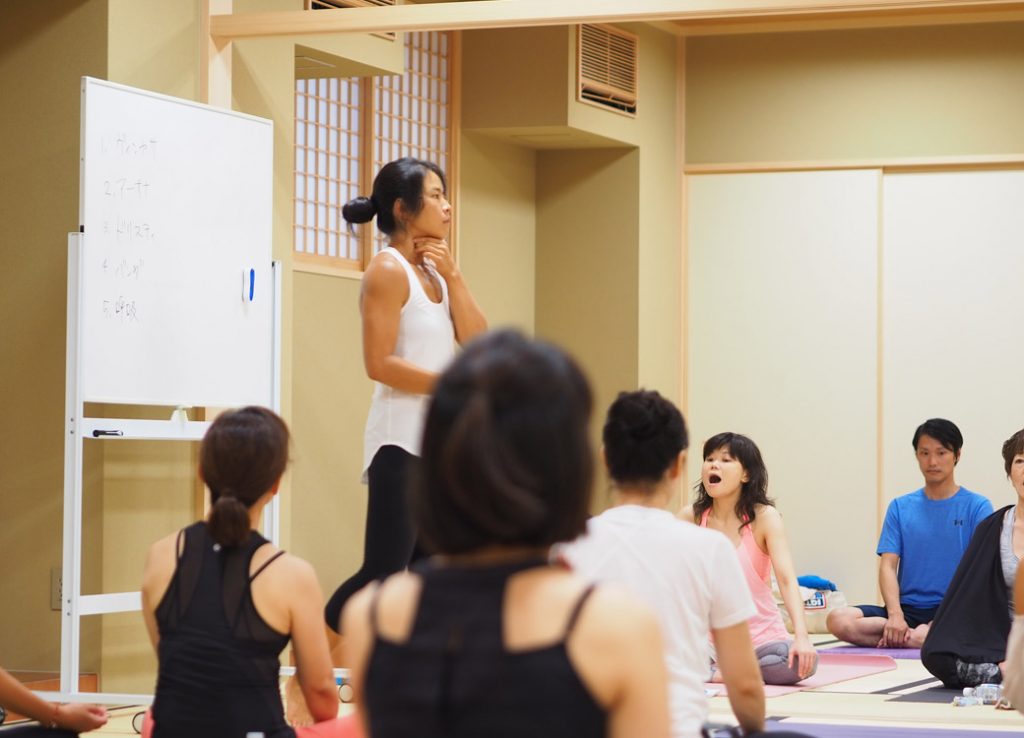 ヨーコ・フジワラのアシュタンガヨガ体験クラスでウジャイ呼吸の練習をしている様子