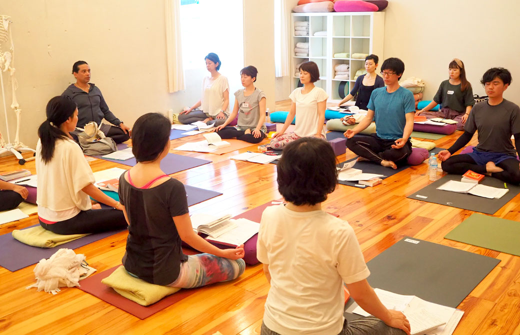 ヨガセラピー指導者養成講座で瞑想をしている様子
