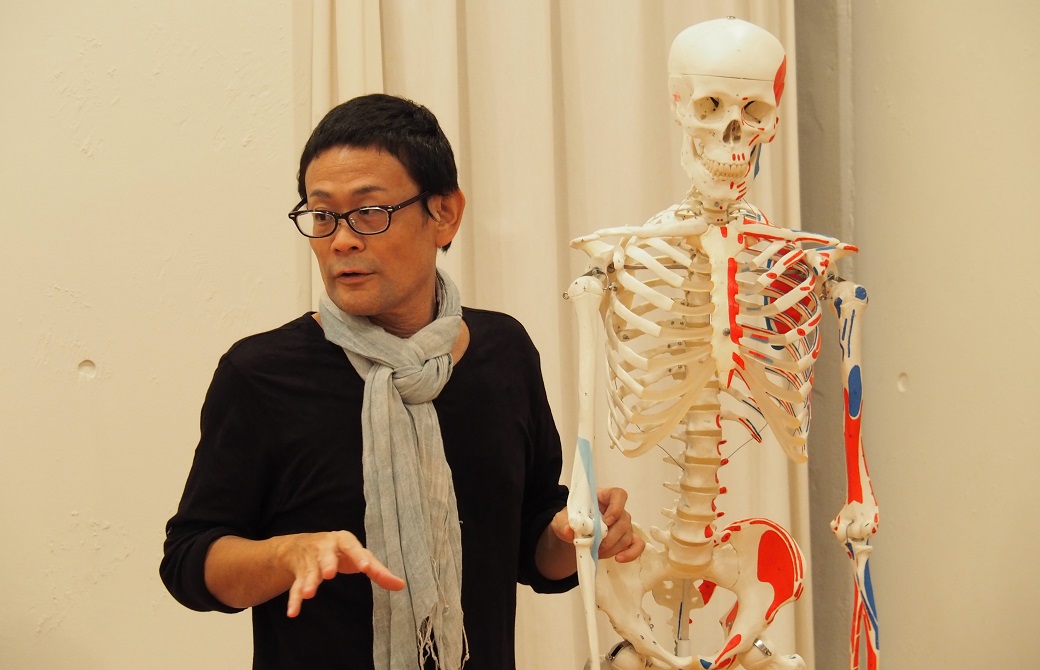 全身骨模型を使い講義を行う内田かつのり先生