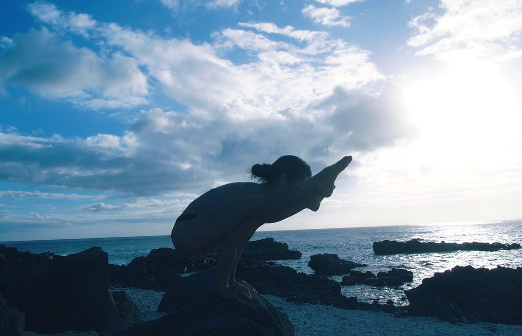 ヨーコ・フジワラがハワイの青空の下でプラクティスしている様子