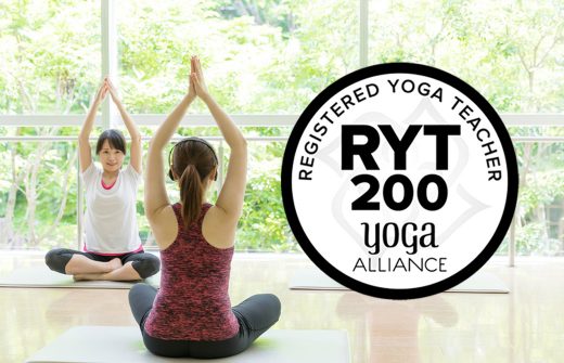 全米ヨガアライアンス認定RYT200のロゴが入った女性2人がヨガをしている写真
