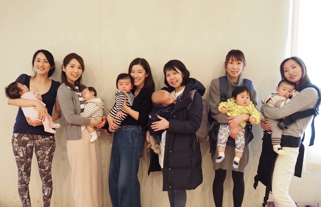 赤ちゃんを抱っこする6人のママの集合写真