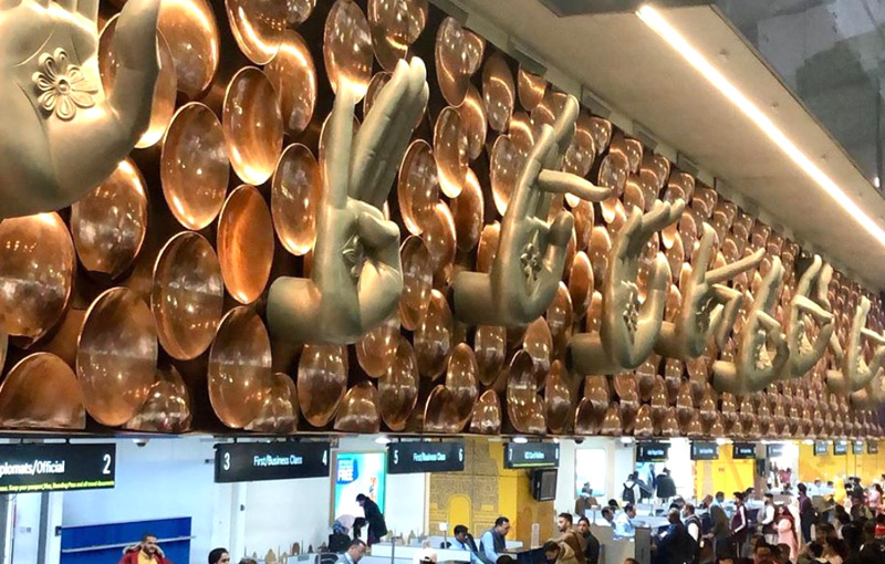 インドの空港の装飾。1つ1つムドラーが違う