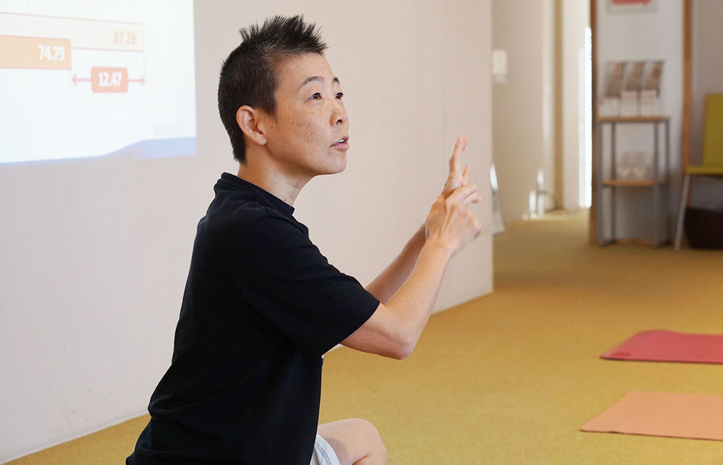 高尾美穂先生が骨盤底筋トレーニングヨガ指導者養成講座で生徒さんに解説している
