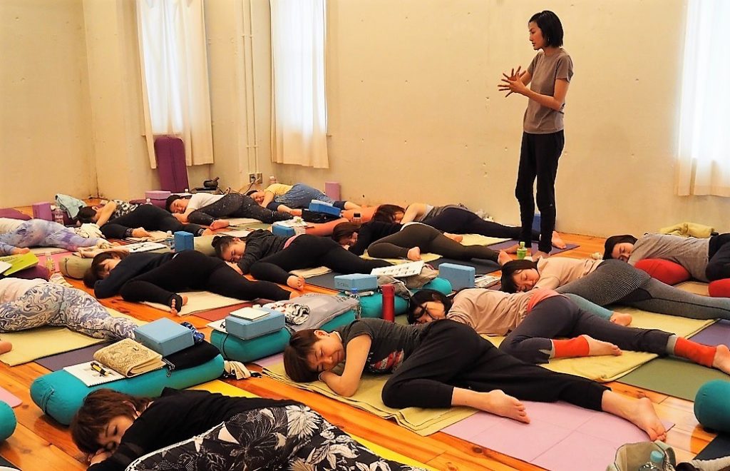 サントーシマ香先生によるムーンサイクルヨガ指導者養成講座風景