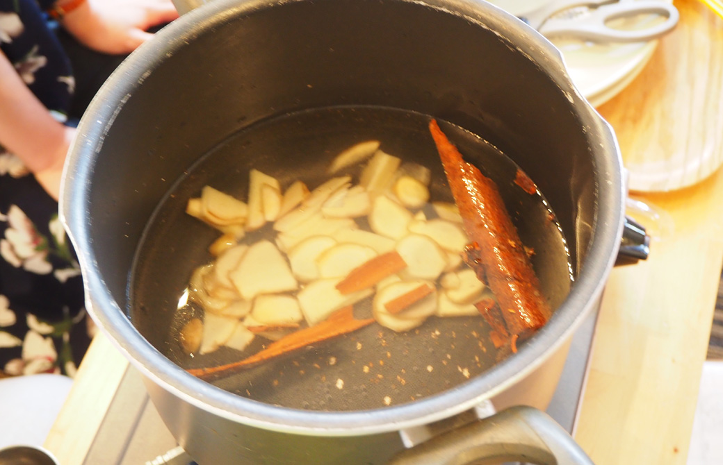 チャイを作るため、鍋で煮ている写真