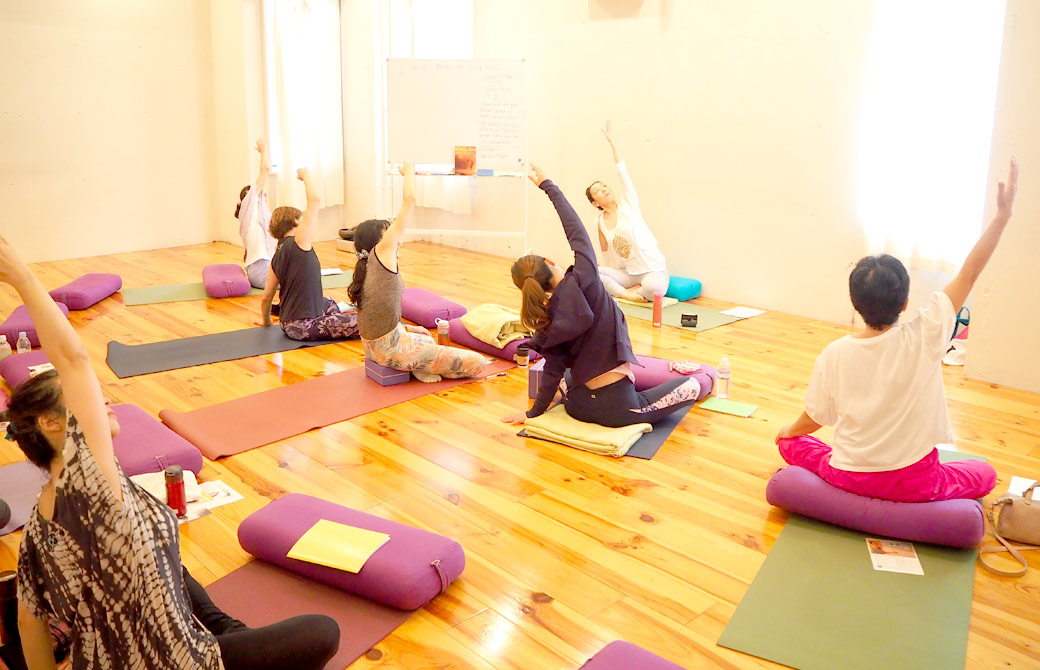 川原朋子先生による英語deYOGAのクラス風景