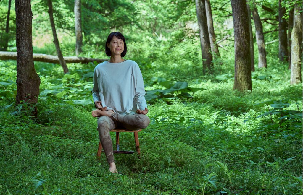 森の中で椅子に座っている山田いずみ先生