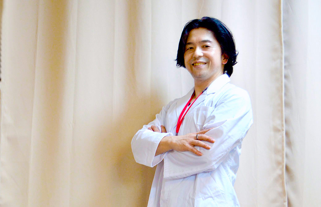 白衣の皇村先生