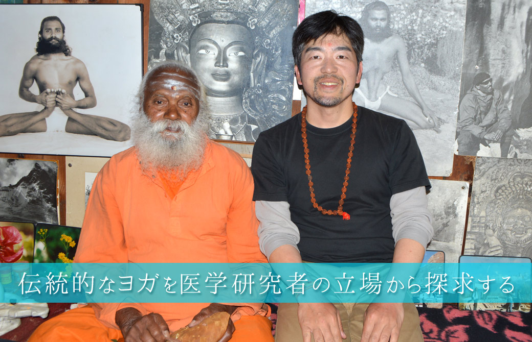 皇村先生がスワミジと座っている