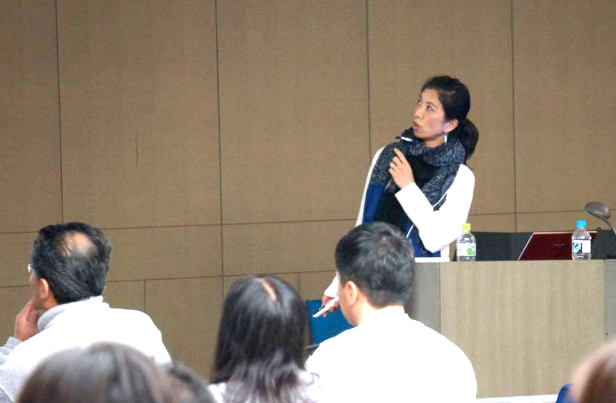 山本邦子先生が講義でお話されている様子