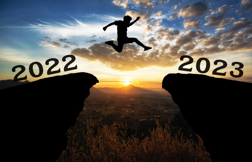 2022年から2023年へジャンプしている人