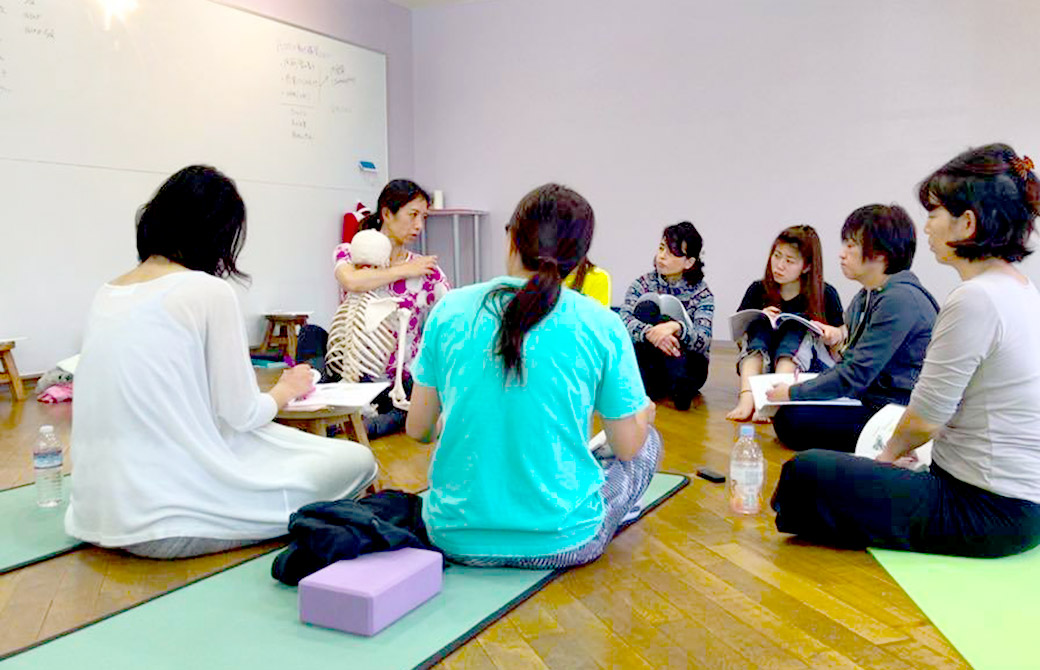 山本邦子先生が講義をしている様子