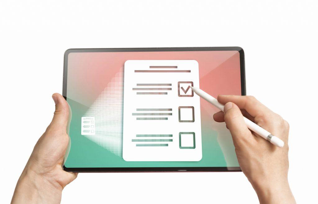 タブレットでアンケ―トに答えている