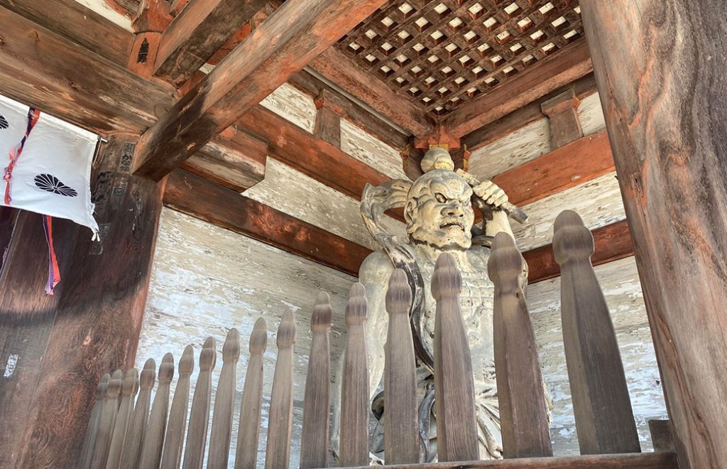 仁和寺の二王門に立っている二王像。