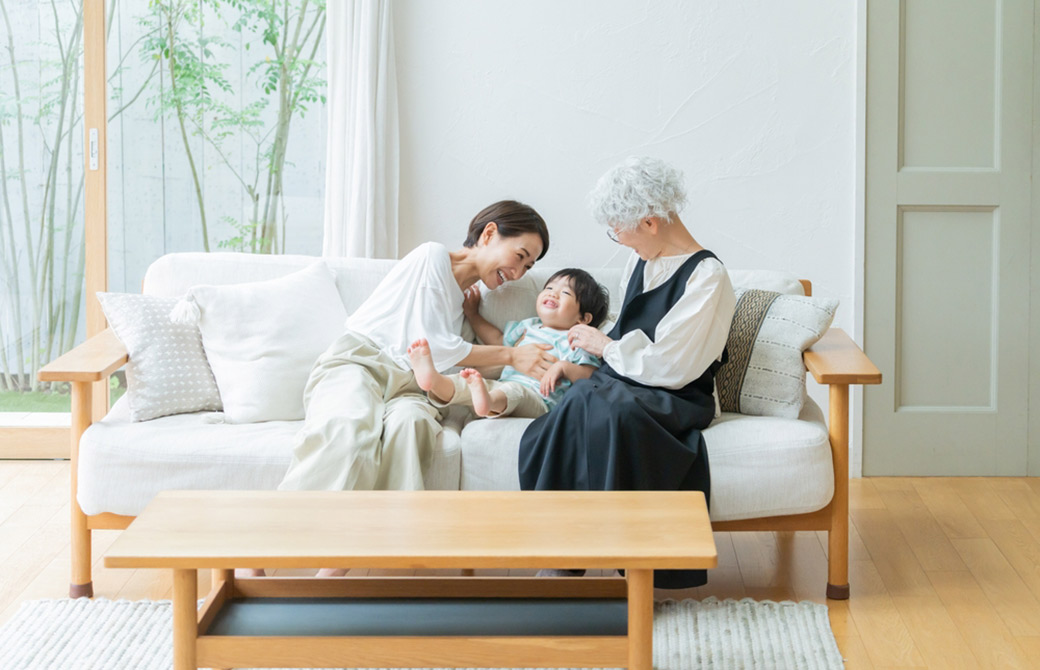 おばあちゃんと娘と孫がソファに座っている風景