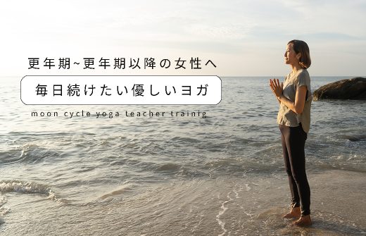 サントーシマ香先生が海に向かって合掌している