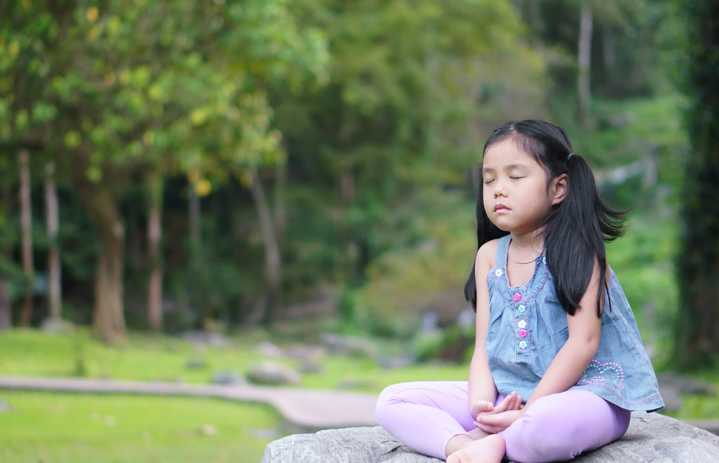 子どもが目を瞑り呼吸をしている