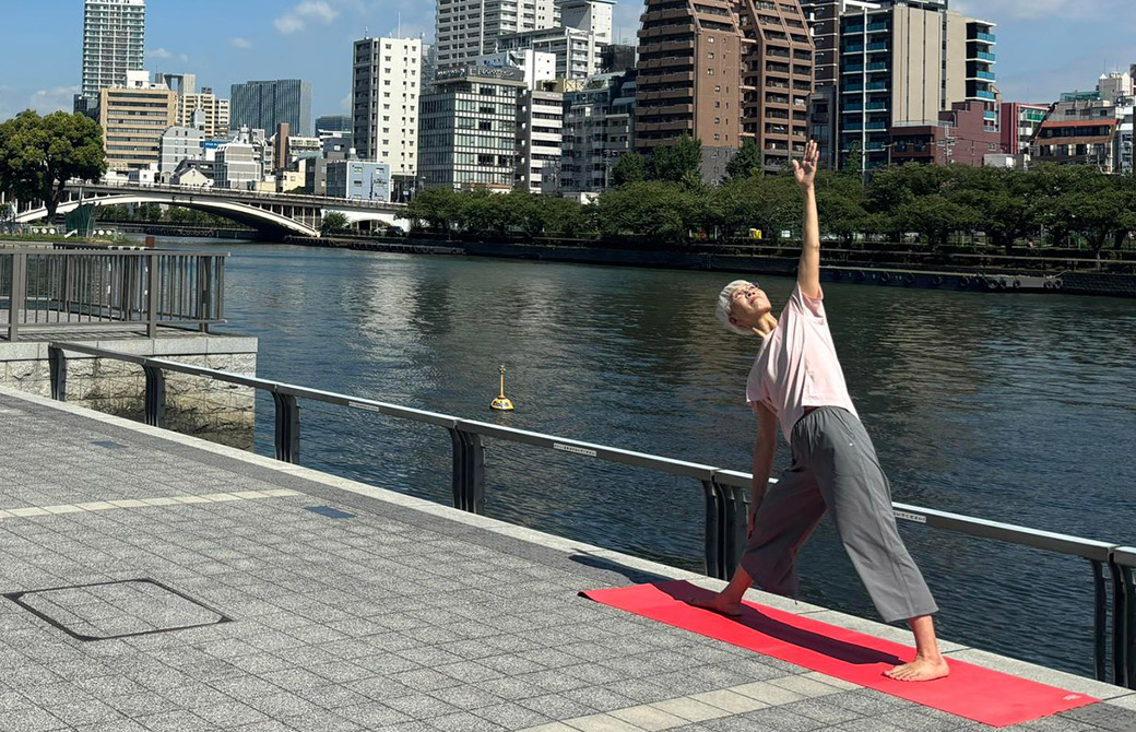 中井まゆみ先生の60歳のヨガ入門の撮影している