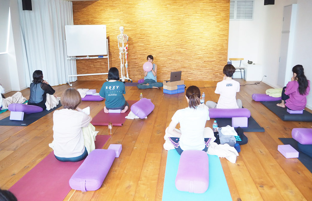 香先生が風船をふくらませている様子