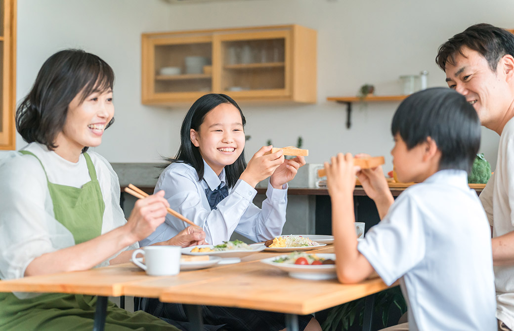 家族で朝ご飯を食べている様子