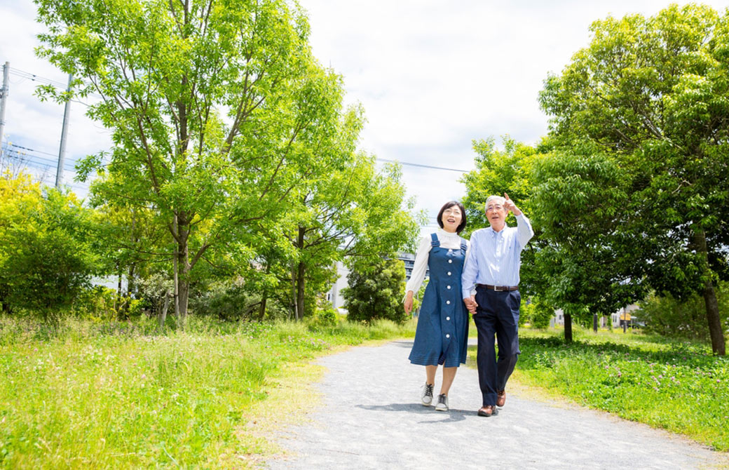 老夫婦が仲良く歩いている