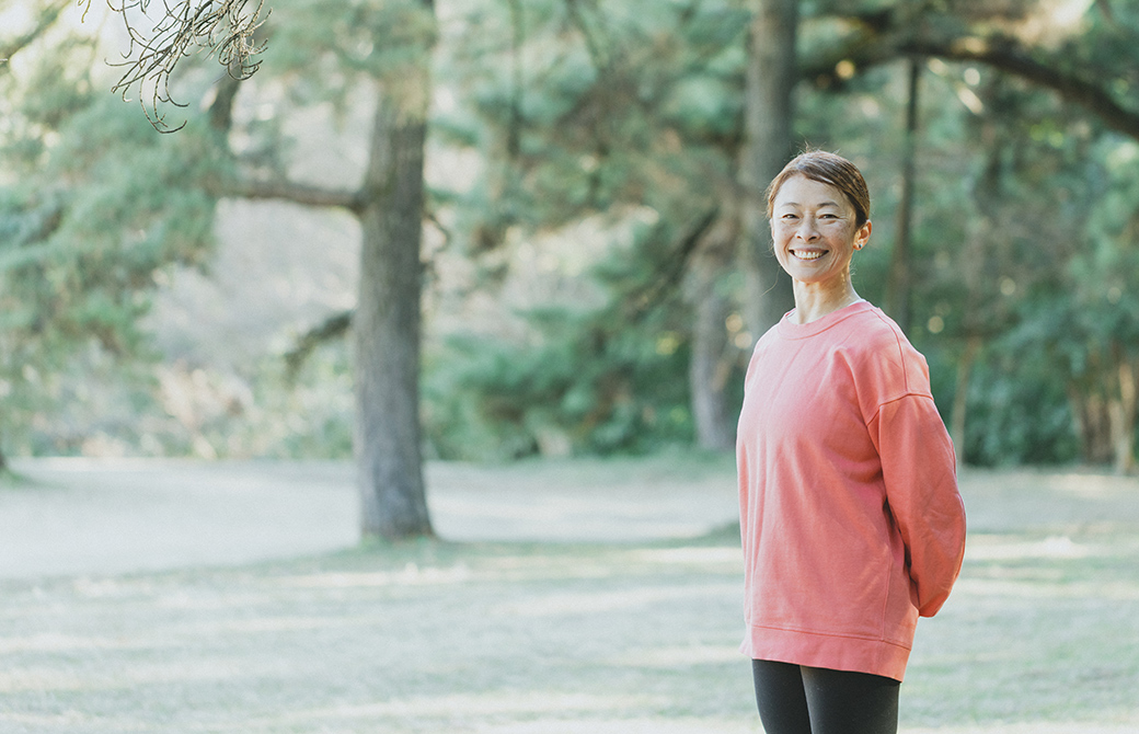 Maiko Kurata先生が緑の中で立っている