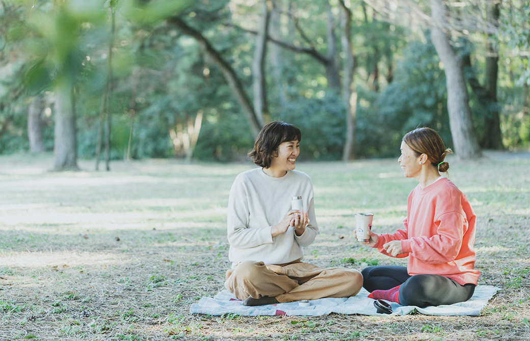 サントーシマ香とMaiko が自然の中で話をしている