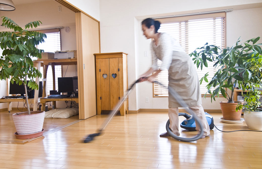 お掃除をしている女性