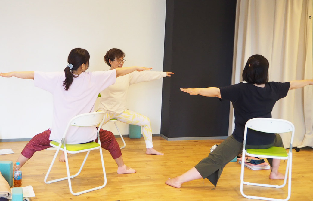 中井先生のテストクラスの様子。椅子ヨガを教えている