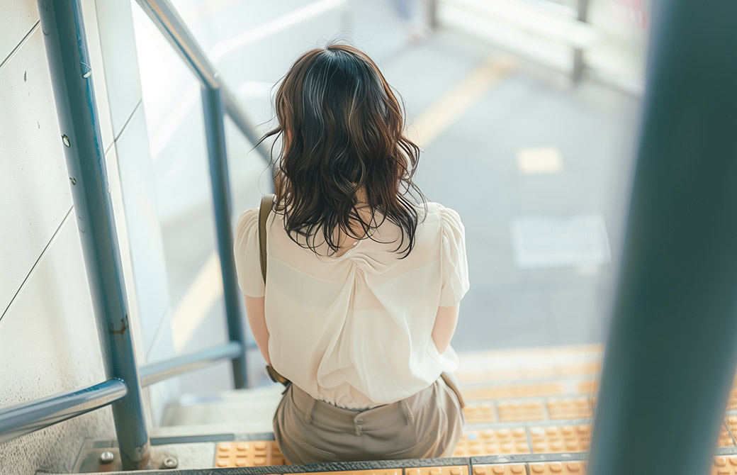 階段で座っている女性