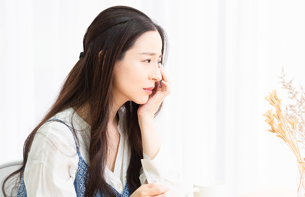 落ち込んでいる女性
