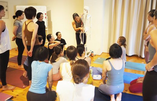 ツイスト講座でみんなが骨模型に注目している様子