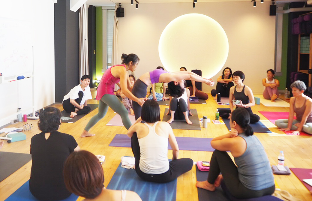 ヨーコ・フジワラのアジャストでドロップバックを実践する様子